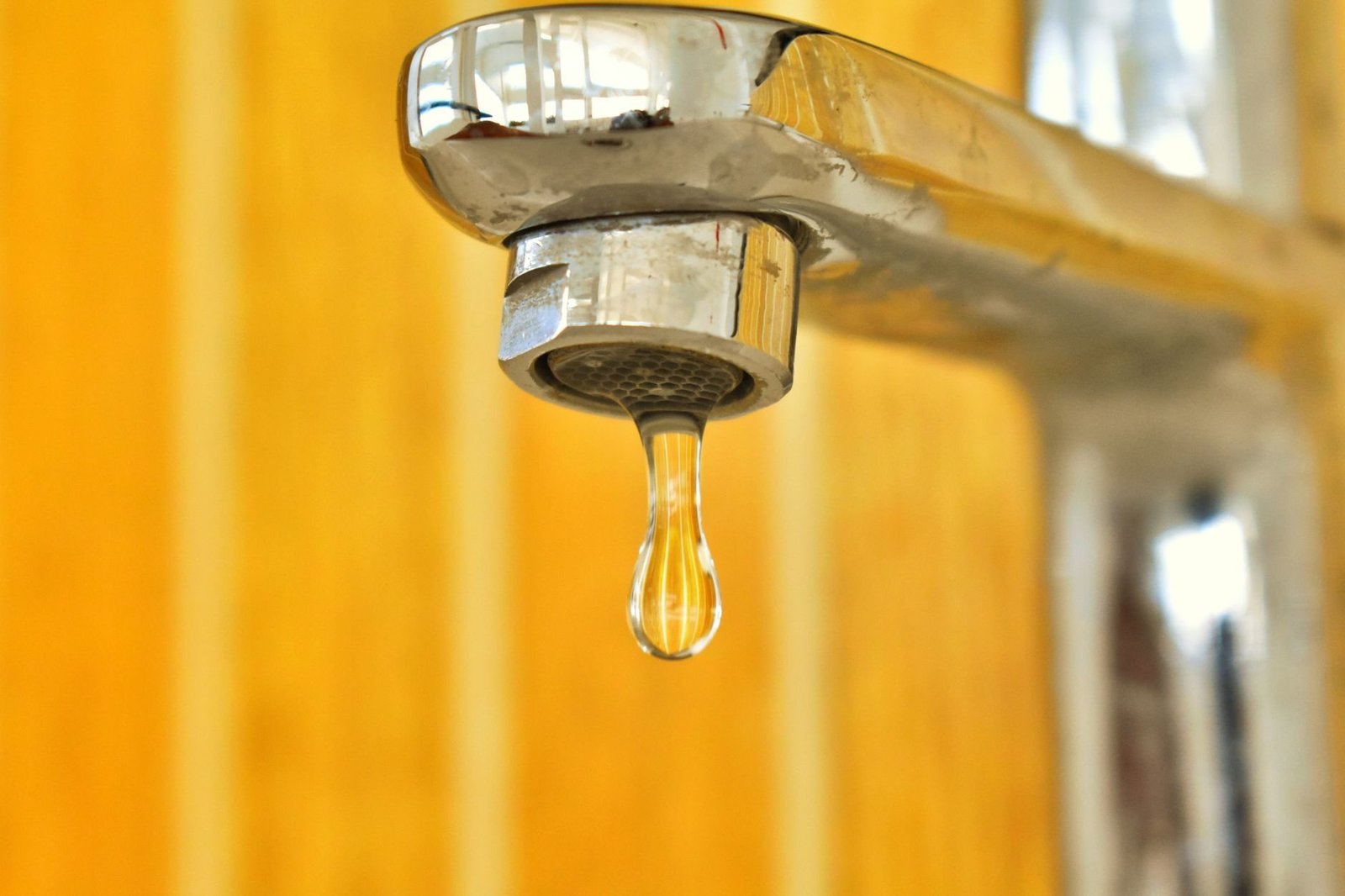 Wasserschaden: Wann der Installateur sofort kommen muss